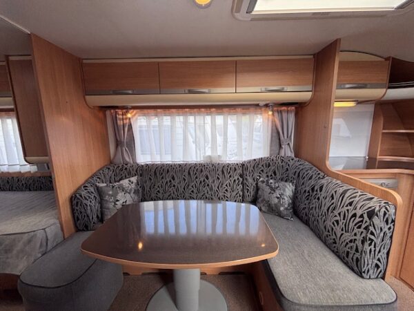 Adria Adora 613 HT bj.2010 met voortent, douche en vloerverwarming - Afbeelding 11