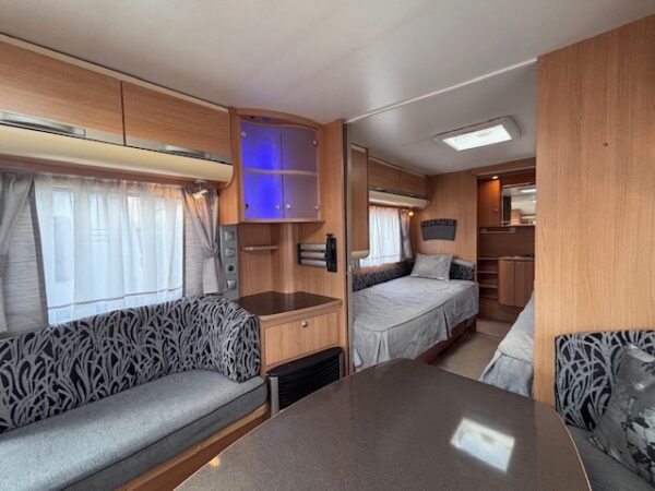 Adria Adora 613 HT bj.2010 met voortent, douche en vloerverwarming - Afbeelding 5