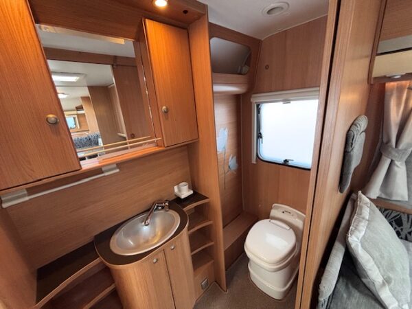 Adria Adora 613 HT bj.2010 met voortent, douche en vloerverwarming - Afbeelding 20