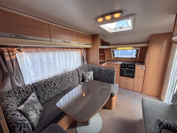 Adria Adora 613 HT bj.2010 met voortent, douche en vloerverwarming - Afbeelding 6