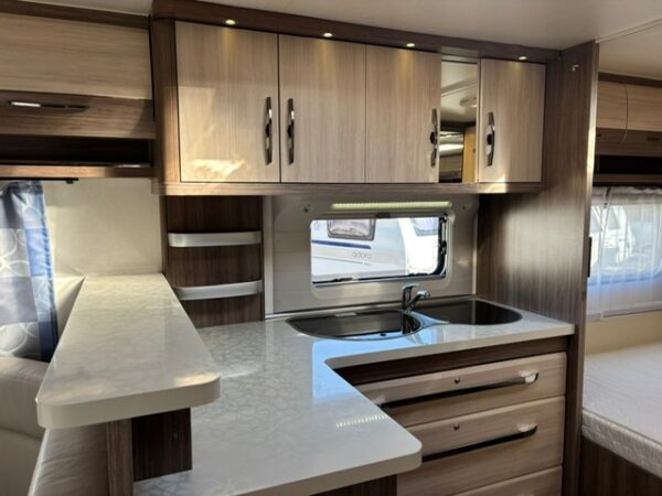 Hobby De Luxe 560 CFE bj.2014 met mover en voortent - Afbeelding 14