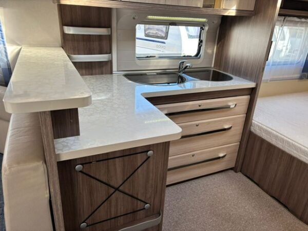 Hobby De Luxe 560 CFE bj.2014 met mover en voortent - Afbeelding 10