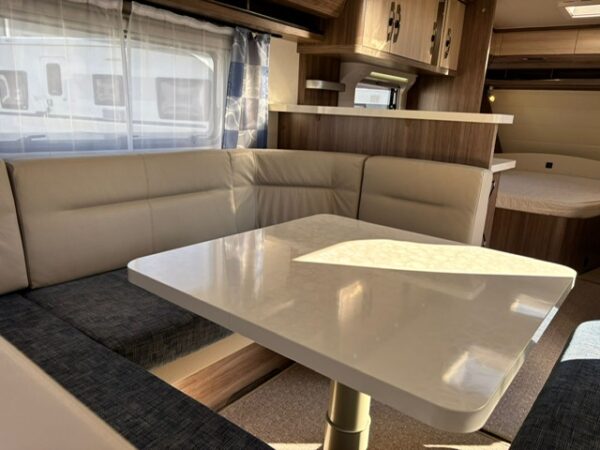 Hobby De Luxe 560 CFE bj.2014 met mover en voortent - Afbeelding 9