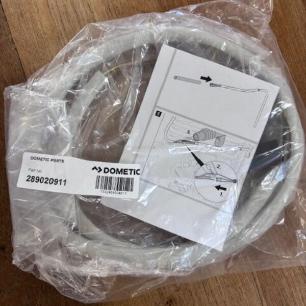 Een elektrisch verwarmingselement van 135W voor Dometic-koelkasten op 230V.